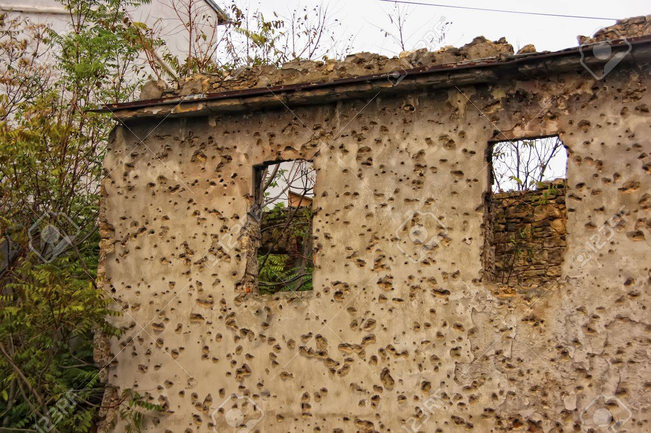 Einschusslocher An Der Wand Mostar Bosnien Und Herzegowina Lizenzfreie Fotos Bilder Und Stock Fotografie Image 17481541