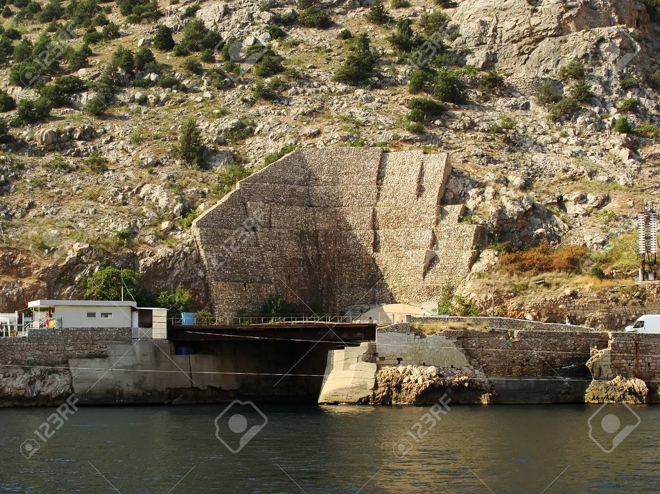 秘密地下潜水艦基地 バラクラ湾クリミア ウクライナから終了します の写真素材 画像素材 Image