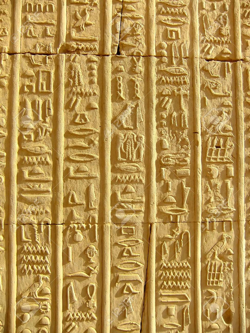 Ancient Jeroglificos En La Pared Del Templo De Kom Ombo Egipto