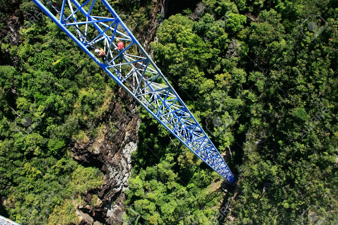 ポール スカイ ブリッジ ランカウイ島 マレーシアの支援労働者クライミング の写真素材 画像素材 Image