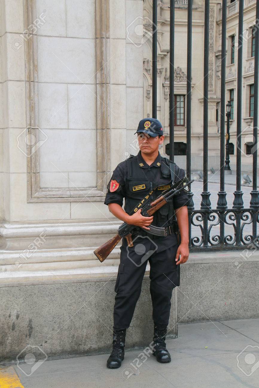 リマ ペルーの政府宮殿近くに立っている警官 ペルーの国民警察は南アメリカの最も大きい警察の 1 つです の写真素材 画像素材 Image