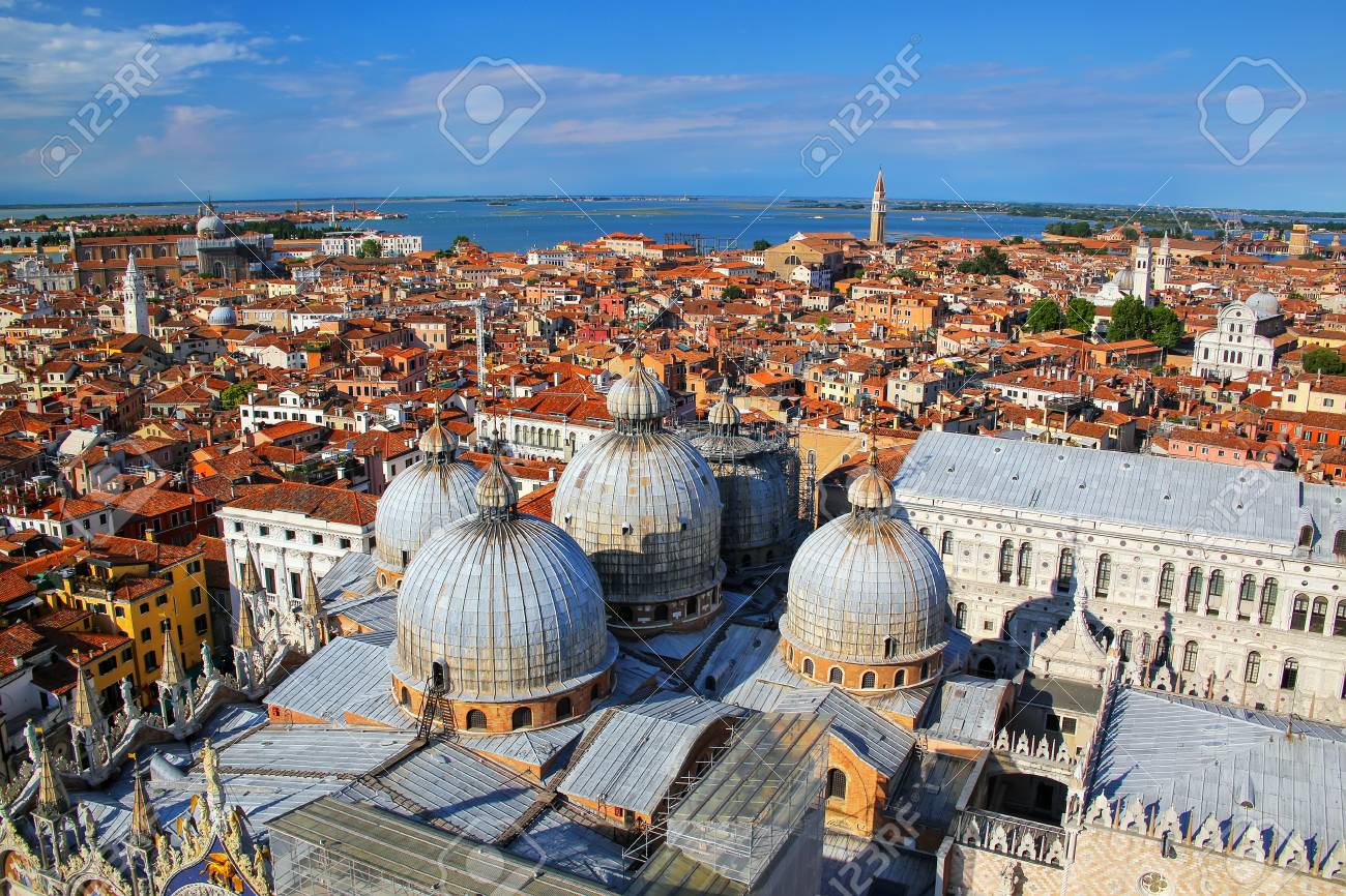 イタリア ヴェネツィアのサン マルコ寺院のドームの眺め ヴェネツィアとイタロ ビザンティン建築の最もよく知られた例の 1 つの教会の最も有名です の写真素材 画像素材 Image