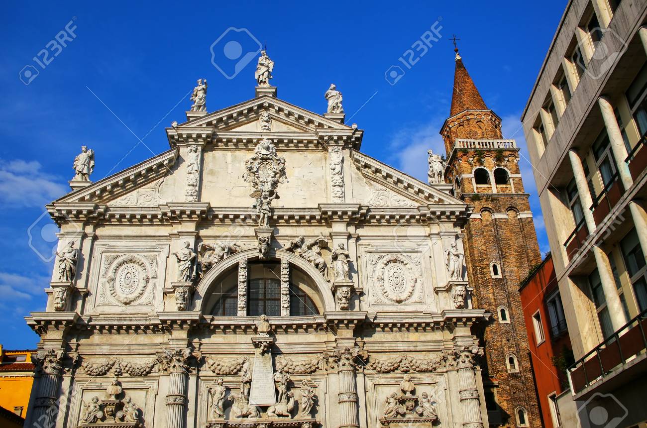 サンモイゼ教会ヴェネツィア イタリアで 1668 年からデート 教会のバロック様式のファサードやたらと彫刻で飾られています の写真素材 画像素材 Image