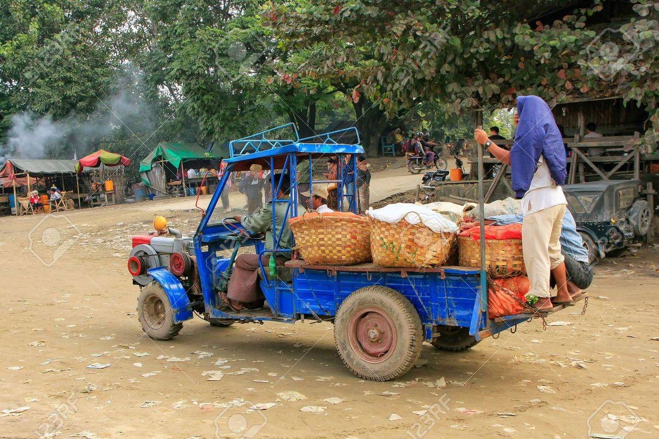 Gente Local Que Monta En Un Camión En El Puerto Fluvial De Ayeyarwady En Mandalay Myanmar Mandalay Es La Segunda Ciudad Más Grande De Myanmar Fotos Retratos Imágenes Y Fotografía De Archivo