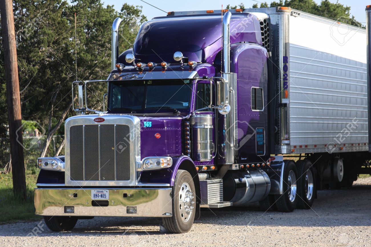 紫の半トラック 18 輪 の写真素材 画像素材 Image
