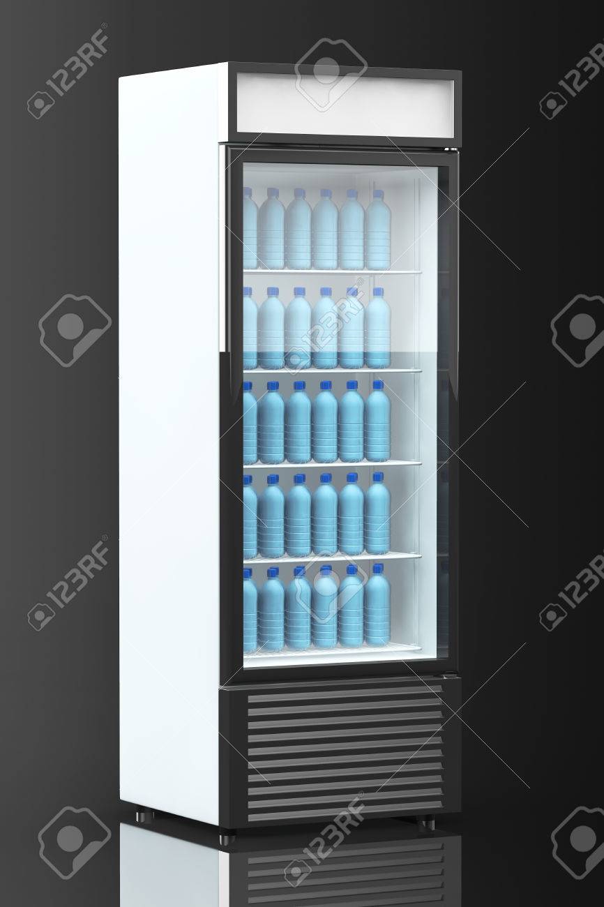 黒の背景に水のボトルを冷蔵庫ドリンク の写真素材 画像素材 Image