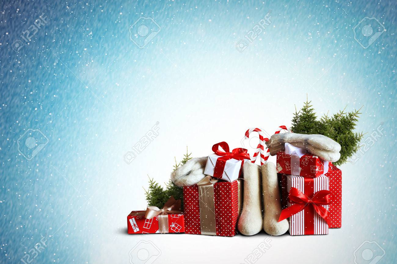 Regali Di Natale In Feltro.Immagini Stock Regali Di Natale E Bianco Stivali Di Feltro Con Calze Di Lana Image 66101775