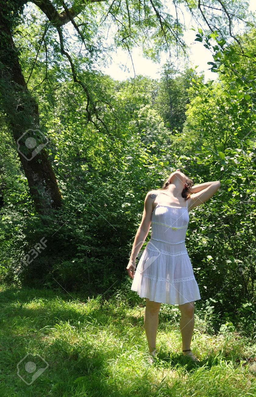 Femme en robe blanche transparente Clearance