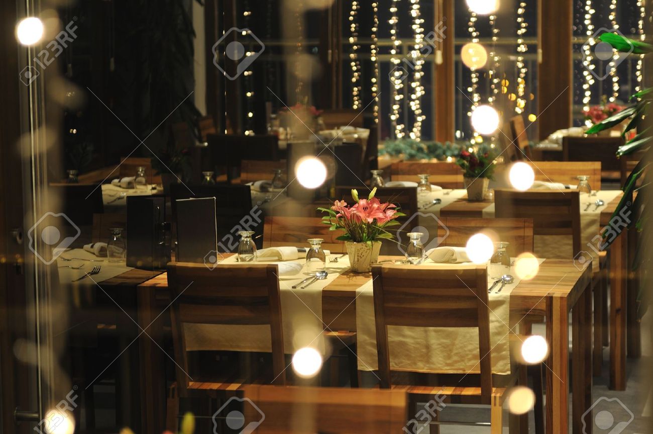 Lusso moderno ristorante interno con tavoli e sedie in legno foto ...