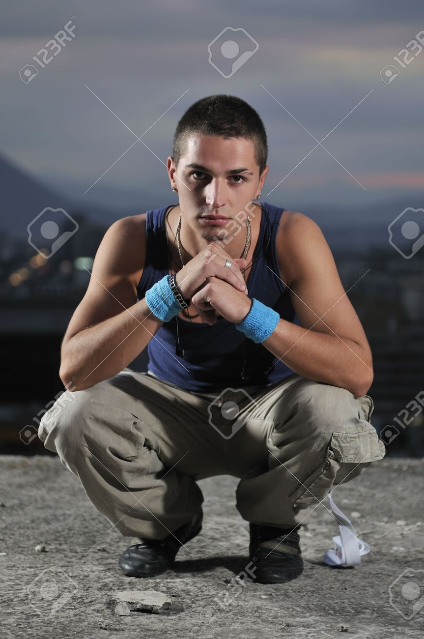 しゃがむ姿勢で都会的なスタイルの男の子の肖像画 の写真素材 画像素材 Image