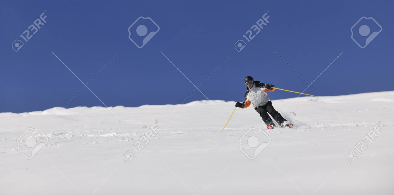 Homme Ski Gratuit Ride Downhill A La Saison D Hiver Sur Belle Journee Ensoleillee Et La Neige Poudreuse Banque D Images Et Photos Libres De Droits Image