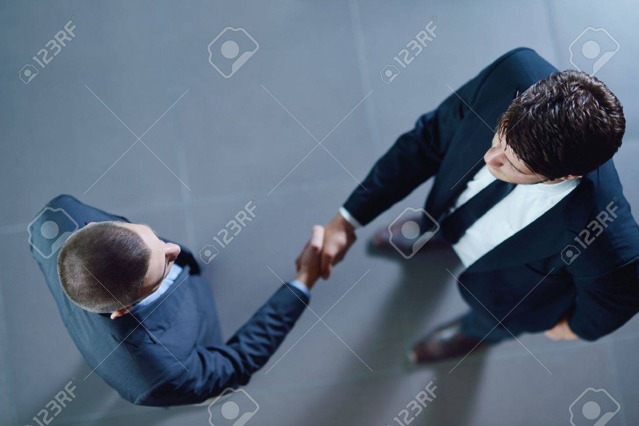 ビジネスの人々 が手を振って作る取り引きとサイン契約の写真素材  