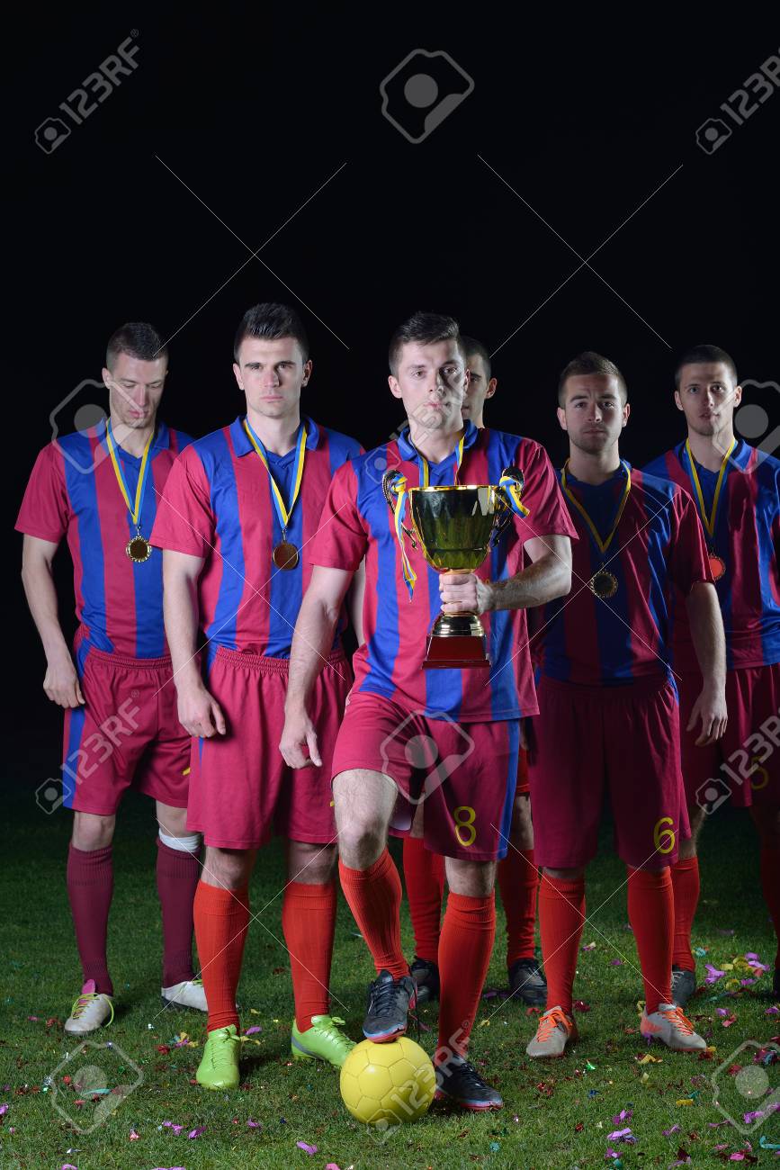 サッカー選手がチームの勝利を祝うグループと勝利クーデターを押しながらゲームのチャンピオンになります の写真素材 画像素材 Image 2347