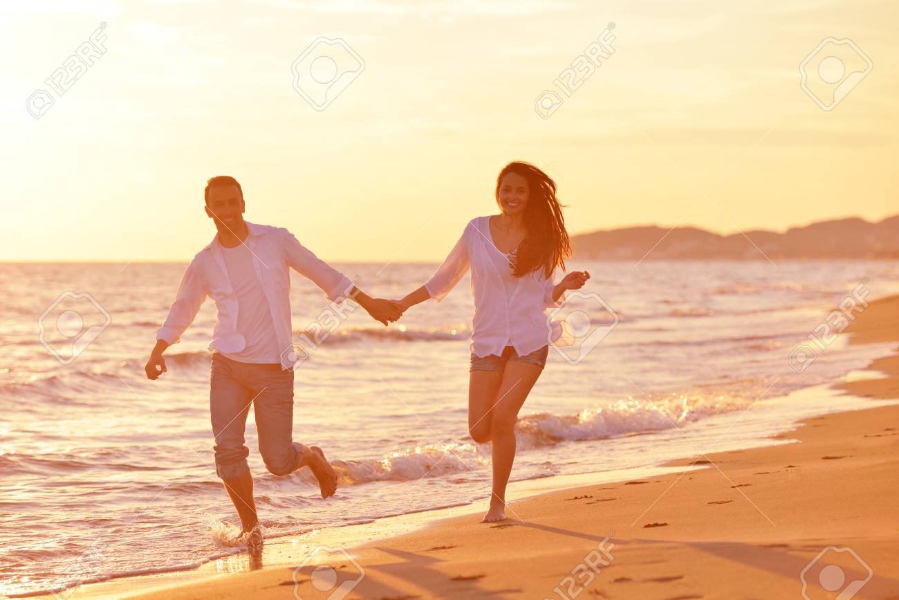 Heureux Jeune Couple Romantique Dans L Amour Se Amuser Sur La Belle Plage De Belle Journee D Ete Banque D Images Et Photos Libres De Droits Image