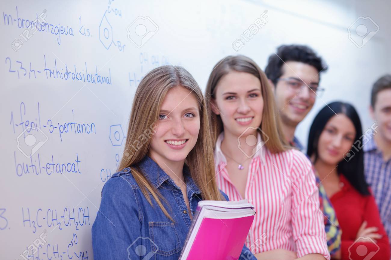 Teens Haben In Der Schule Spaß Mit Dem Lehrer Teens Haben In Der Schule Spaß Mit Dem Lehrer
