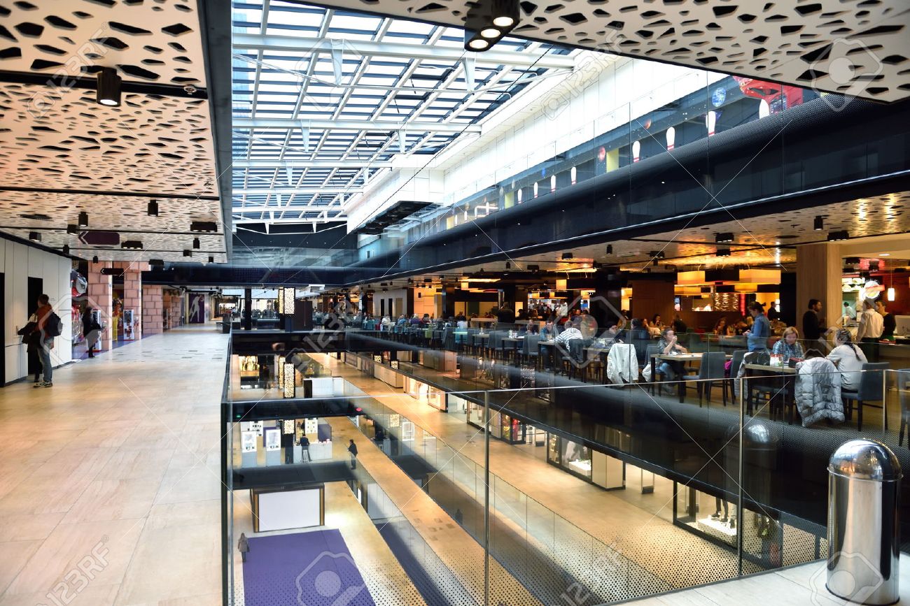 モダンな明るいショッピング モール屋内建築 の写真素材 画像素材 Image