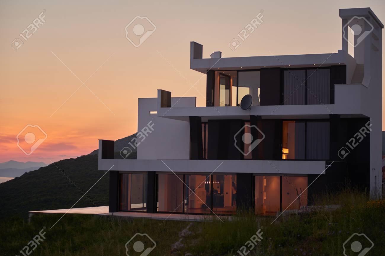 夕暮れ時の現代的な家のモダンなヴィラの外観 の写真素材 画像素材 Image
