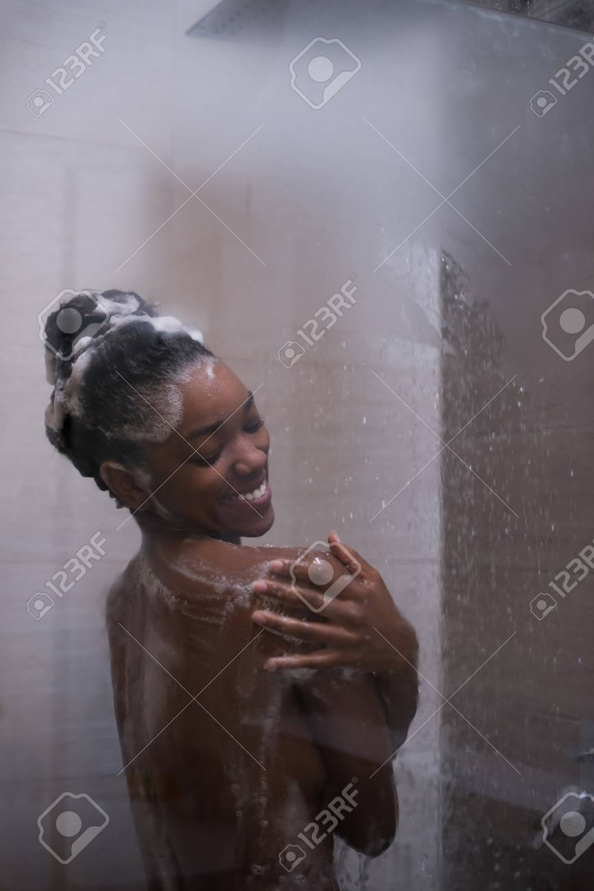 jeune dans la douche