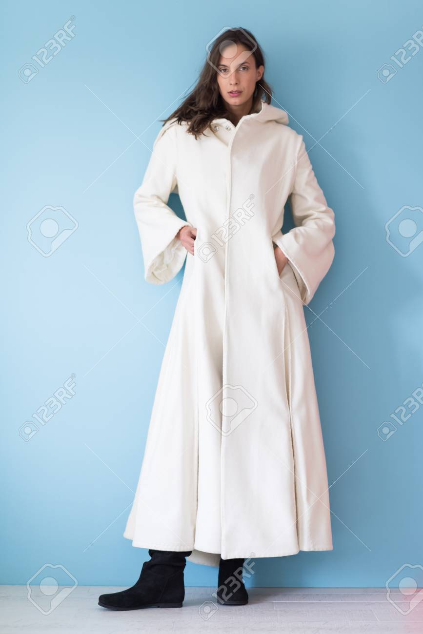 Portrait De Belle Jeune Femme Portant Un Manteau Blanc Avec Portrait De Belle Jeune Femme Portant Un Manteau Blanc Avec