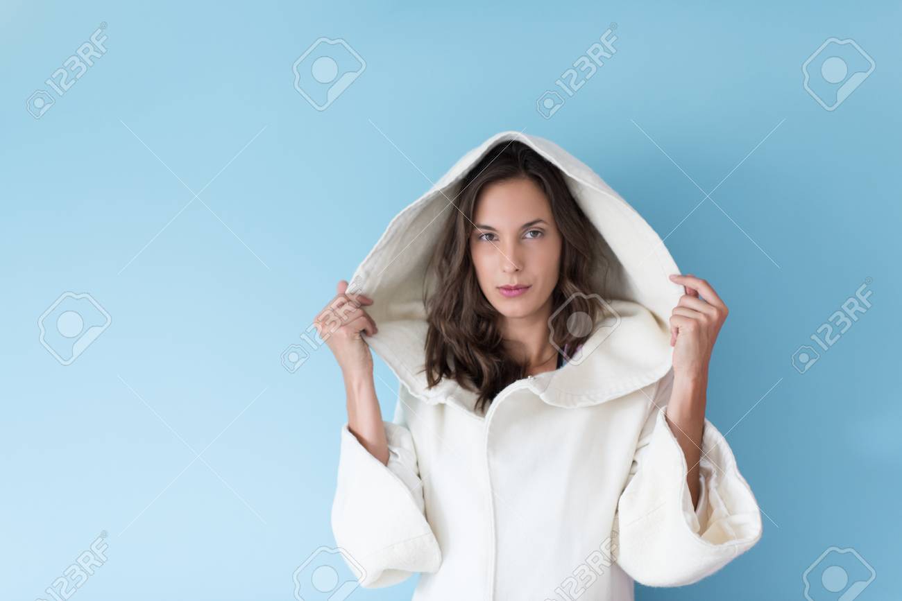 Portrait De Jeune Femme Portant Un Manteau Blanc Avec Portrait De Belle Jeune Femme Portant Un Manteau Blanc Avec