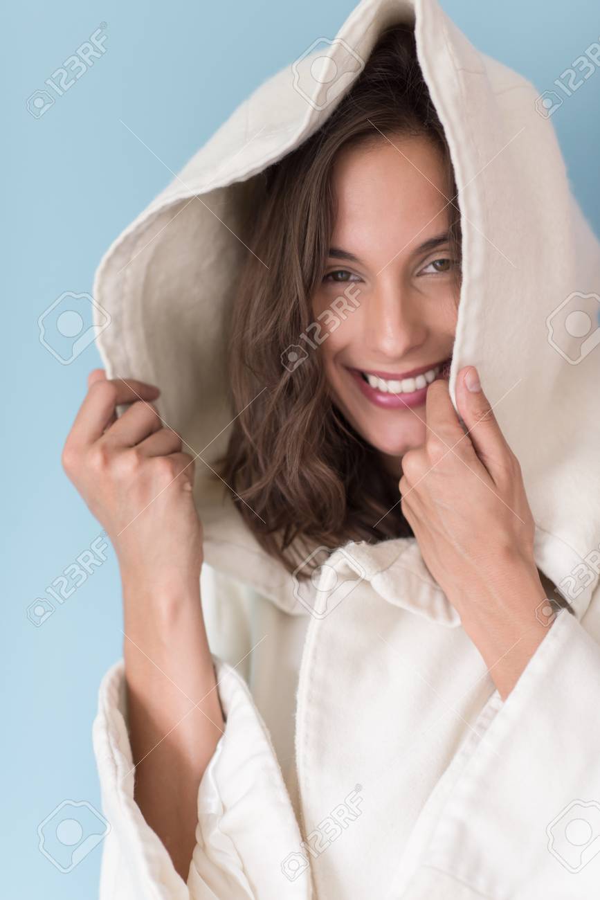 Portrait De Belle Jeune Femme Portant Un Manteau Blanc Avec Portrait De Belle Jeune Femme Portant Un Manteau Blanc Avec