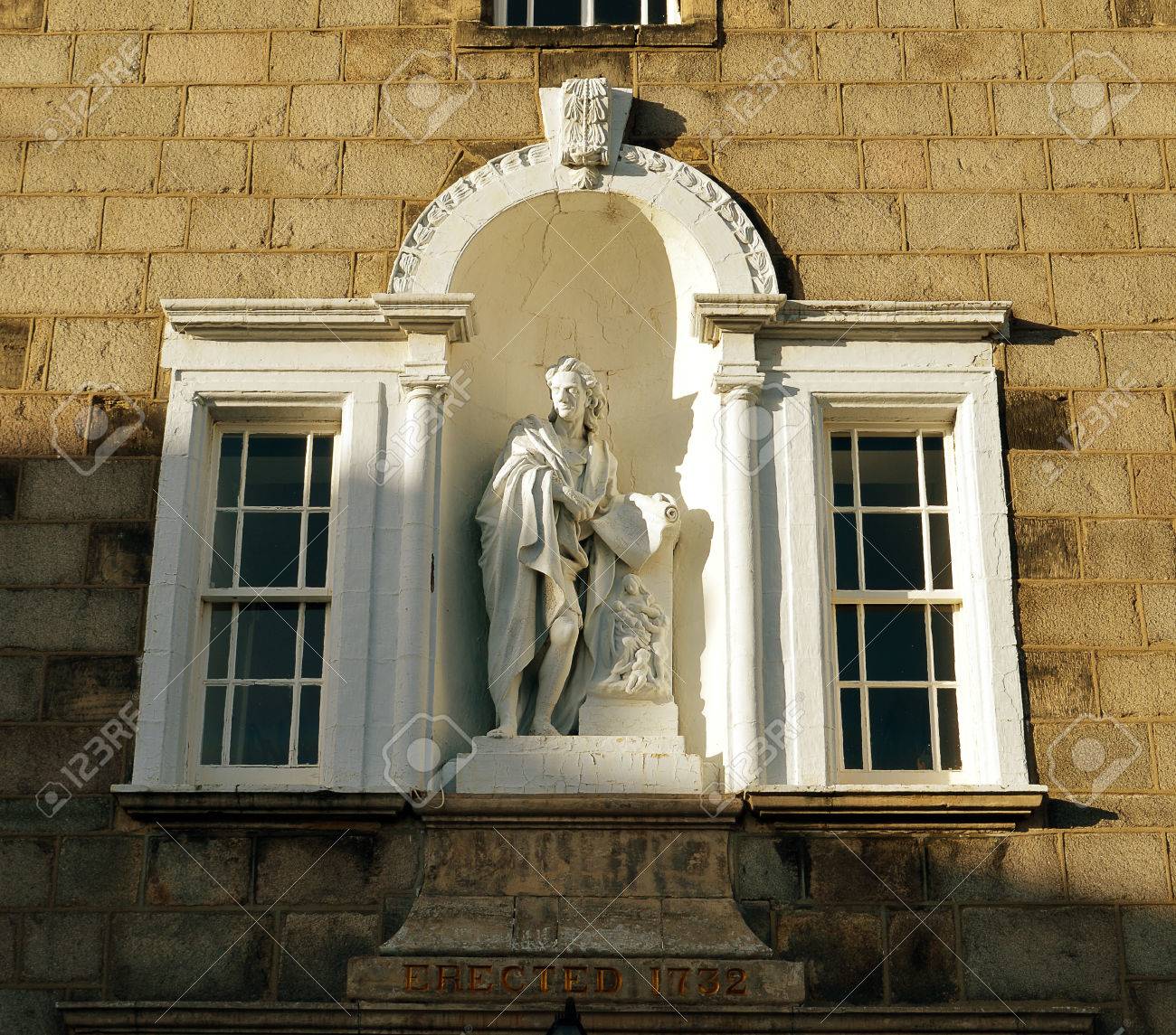 Une Statue Grandeur De Vie De Robert Gordon Le Bienfaiteur De L Ecole Qui Porte Son Nom Cree Par John Cheere En 1753 Il Se Trouve Dans Une Niche Au Dessus De La Porte
