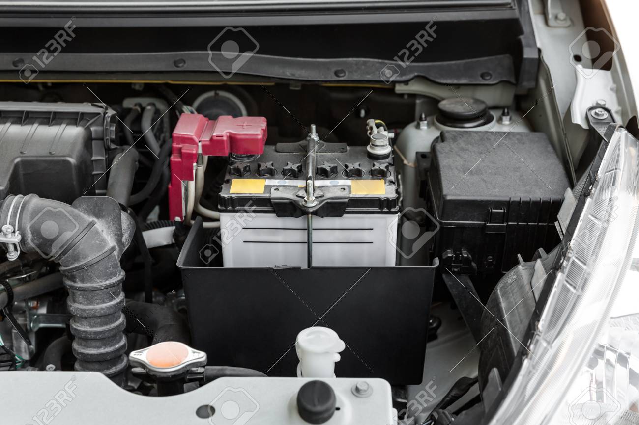 エンジン ルーム内のバッテリー車車のバッテリー の写真素材 画像素材 Image