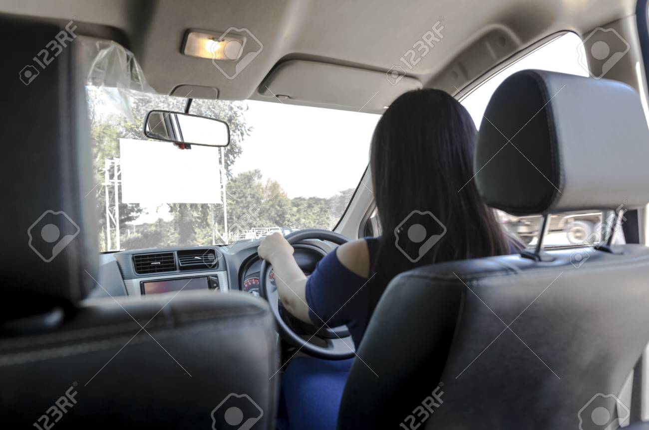 女性運転の車 車の後部座席からの眺め の写真素材 画像素材 Image