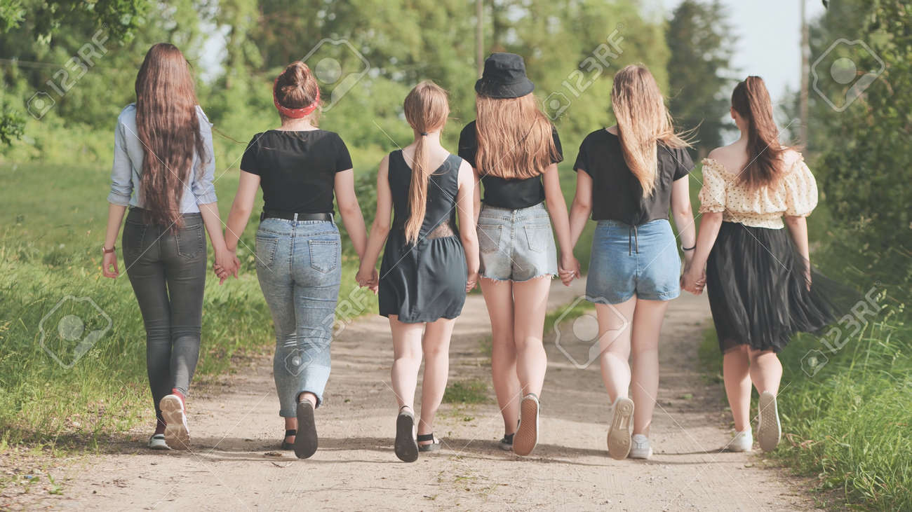 ｊｋ　街 女子高生の友達が林道に沿って街の外を歩いています。の写真素材・画像素材 Image 179944045