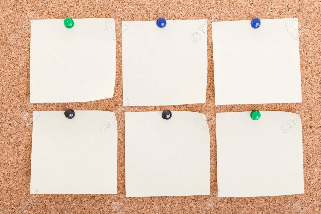 コルク木掲示板に空白 Postit ノート の写真素材 画像素材 Image