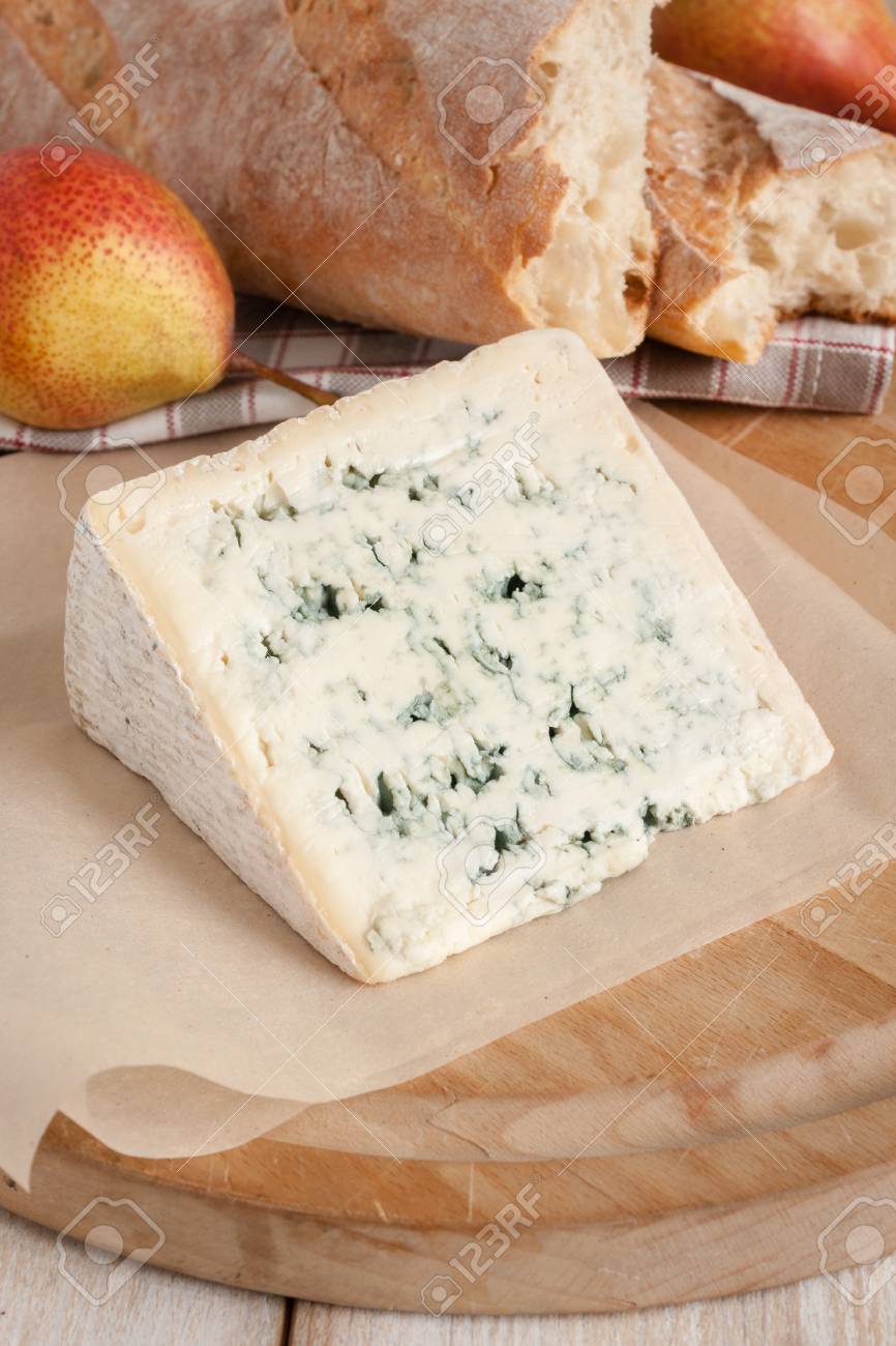 bleu d auvergne a creamy french blue cheese with french bread