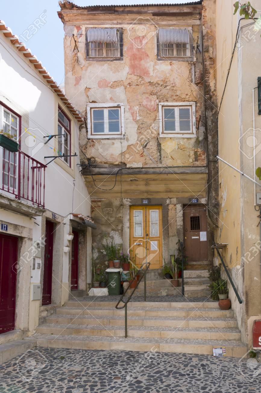 アンティークな建物とランプでリスボン ポルトガルの美しい 伝統的なビュー の写真素材 画像素材 Image