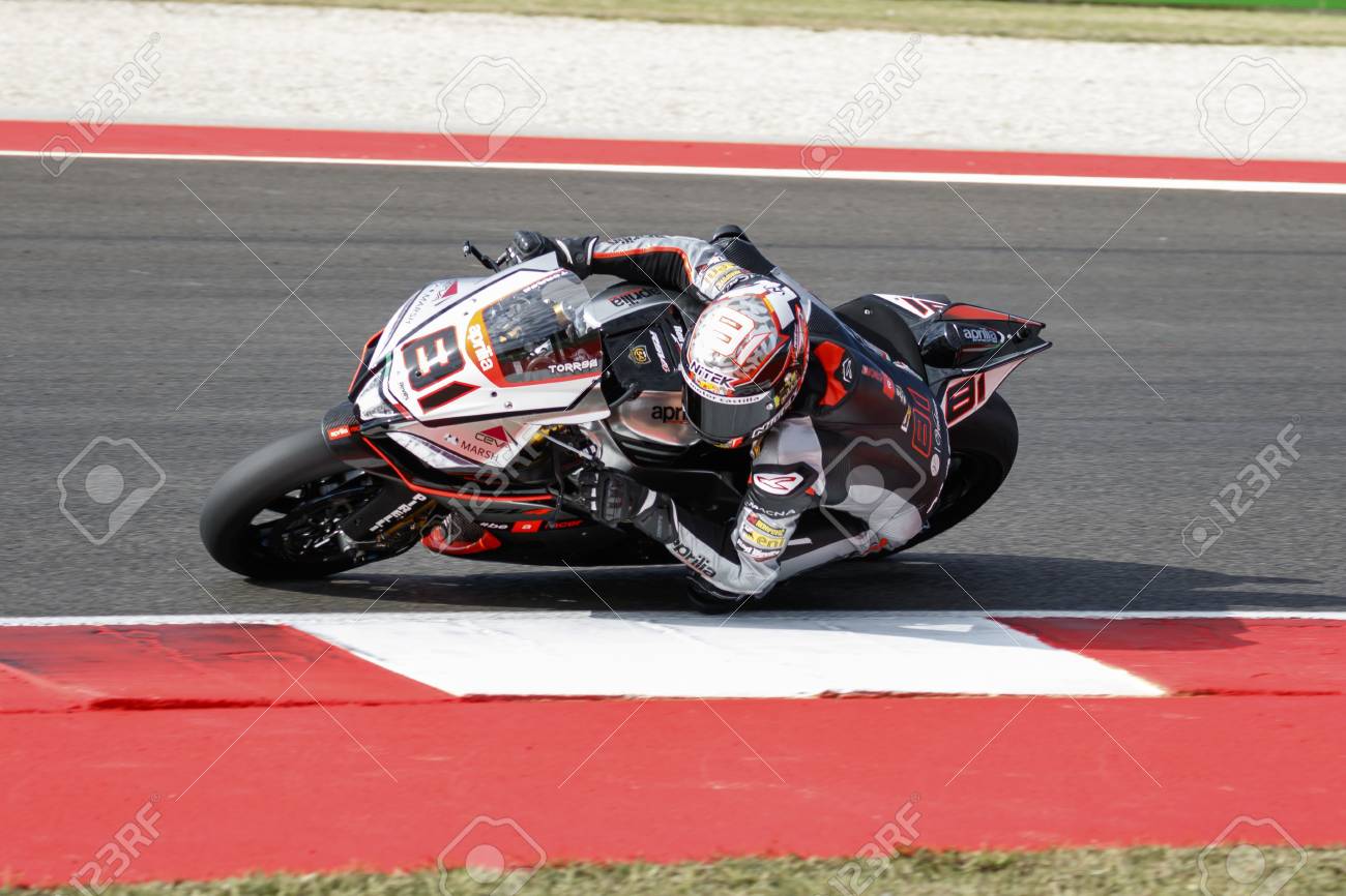 ミサノ アドリアティコ イタリア 6 月 21 日 アプリリア Rsv4 Rf のアプリリア レーシング 赤い悪魔 トーレス スーパー バイク ウォーム アップ Fim スーパー バイク世界選手権 15 年 6 月 21 日ミサノ Adr でのミサノ サーキットでのレース中に中に