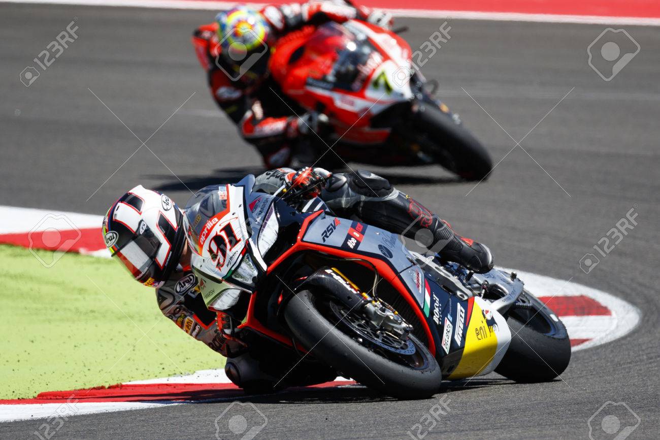 ミサノ アドリアティコ イタリア 15 年 6 月 21 日 アプリリア Rsv4 Rf のアプリリア レーシング 赤い悪魔 スーパー バイクのフリー走行中のレオン ハスラムによって駆動される Fim スーパー バイク世界選手権 6 月ミサノ サーキットでのレース中に第