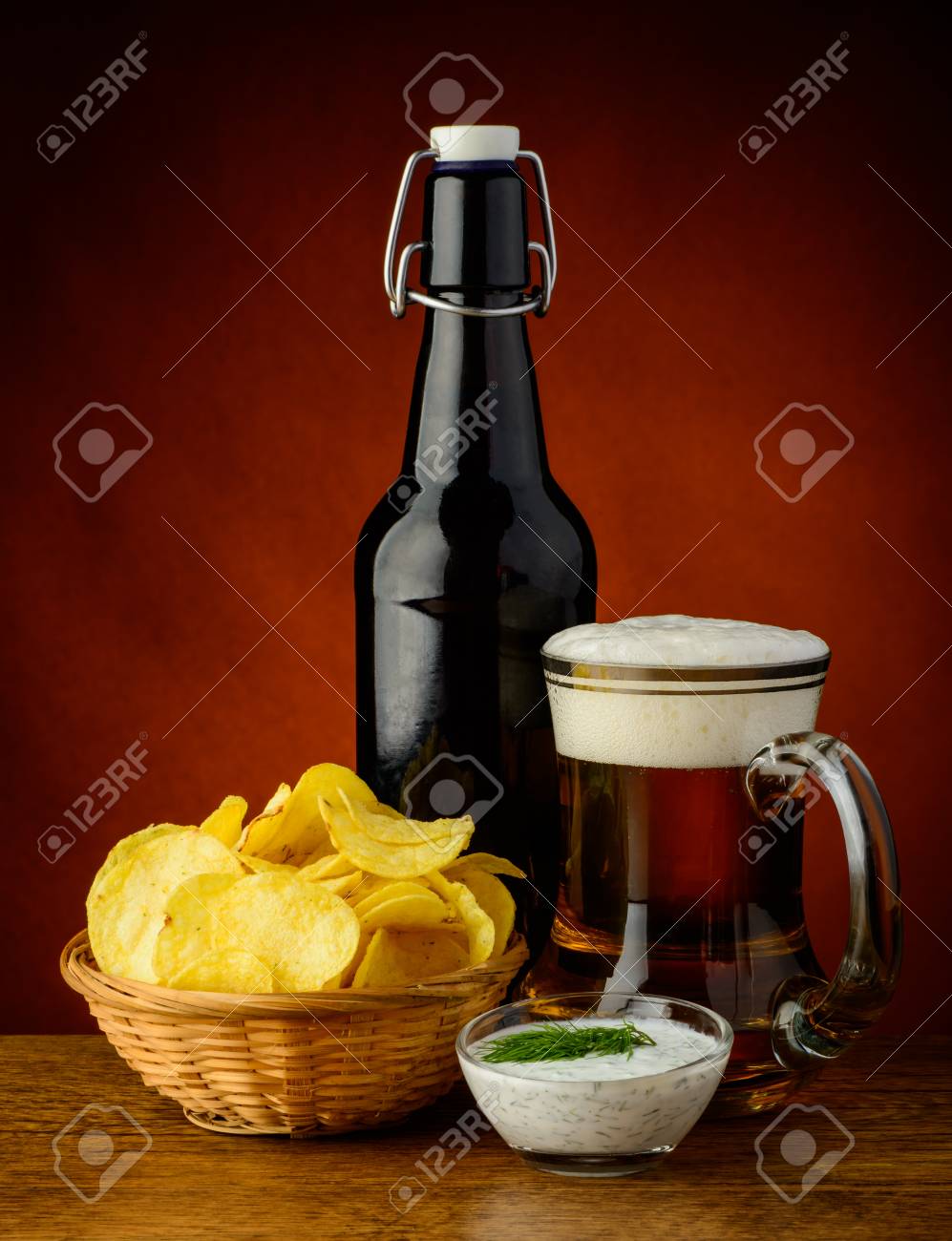 伝統的なポテトチップスのスナック ディル ディップ ソースとビール の写真素材 画像素材 Image