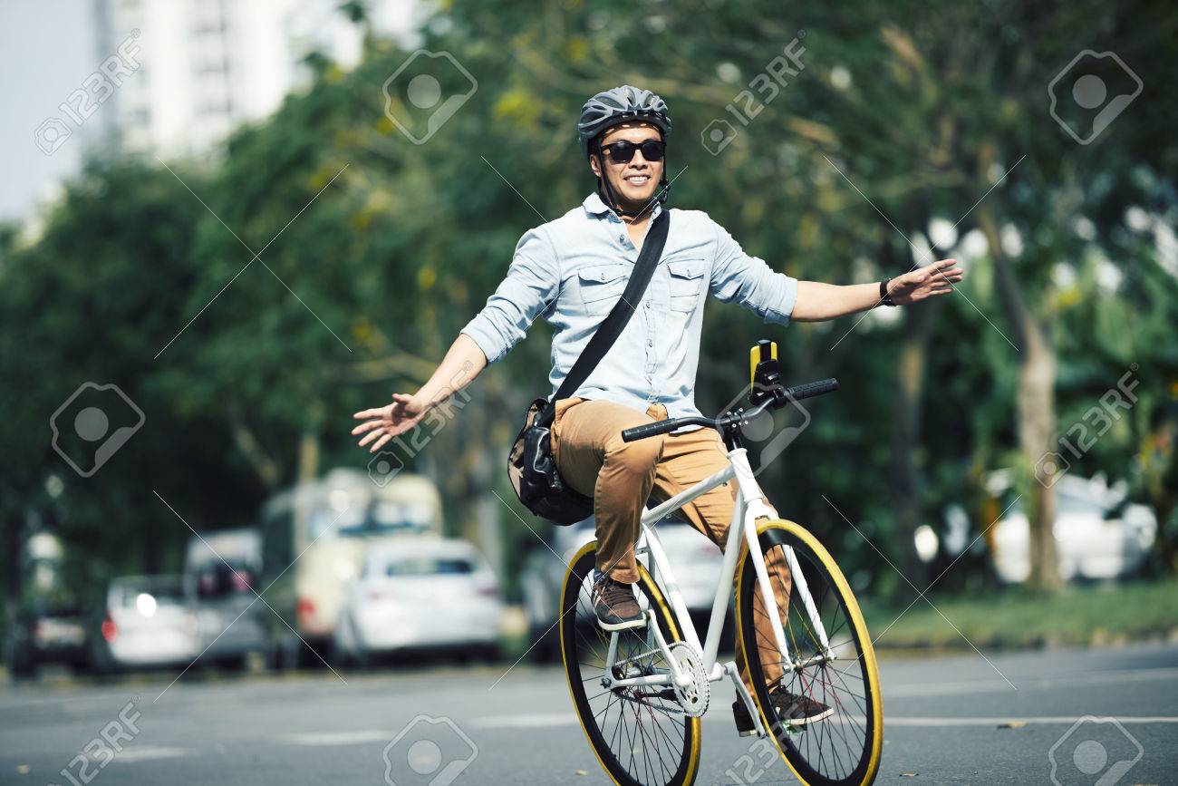 手放しで自転車に乗って陽気な男 の写真素材 画像素材 Image