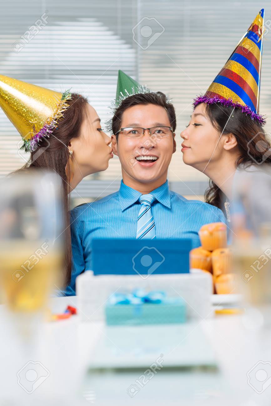 両頬にキスして誕生日男かなりのマネージャー の写真素材 画像素材 Image