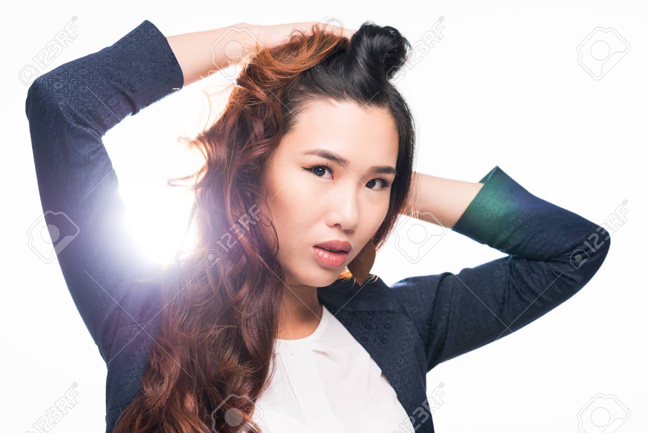 魅力的な若い女性の髪をいじる の写真素材 画像素材 Image