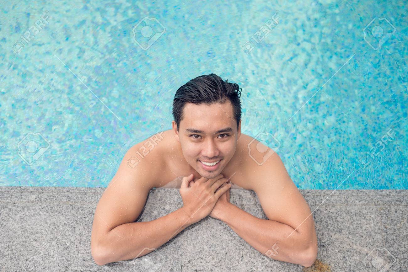 ハンサムなベトナム人男性の肖像スイミング プールでリラックスしたり 上からの眺め の写真素材 画像素材 Image ハンサムなベトナム人男性の肖像スイミング プールでリラックスしたり 上からの眺め の写真素材 画像素材 Image