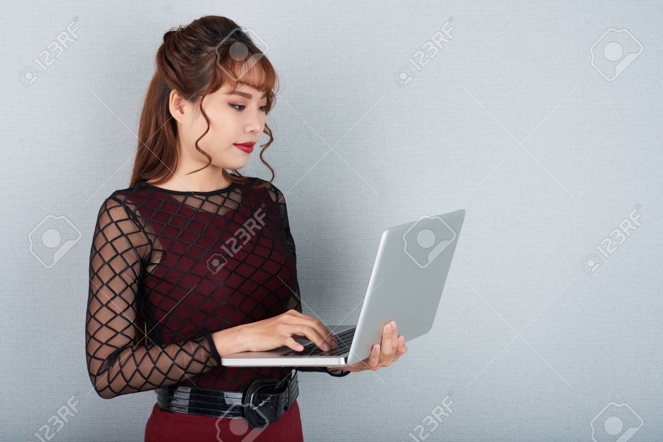 ラップトップで働く若いかわいいベトナム人女性 の写真素材 画像素材 Image