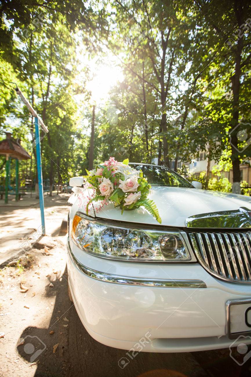 花の配置と結婚式のリムジン の写真素材 画像素材 Image