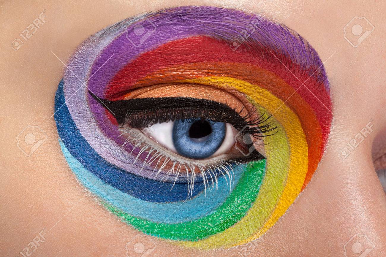 Banque d\u0027images , Fermer les yeux bleu avec arc artistique maquillage. Couleurs et coloré. Joie. Artistique et de la mode maquillage. Maquillage dépendance.