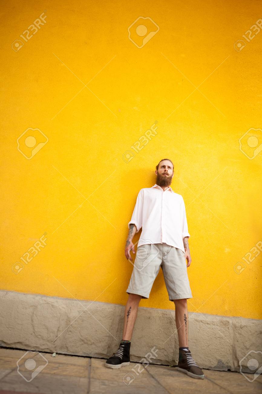 外ファッション撮影で黄色の壁に男のひげを生やしたかっこいい の写真素材 画像素材 Image 外ファッション撮影で黄色の壁に男のひげを生やしたかっこいい の写真素材 画像素材 Image