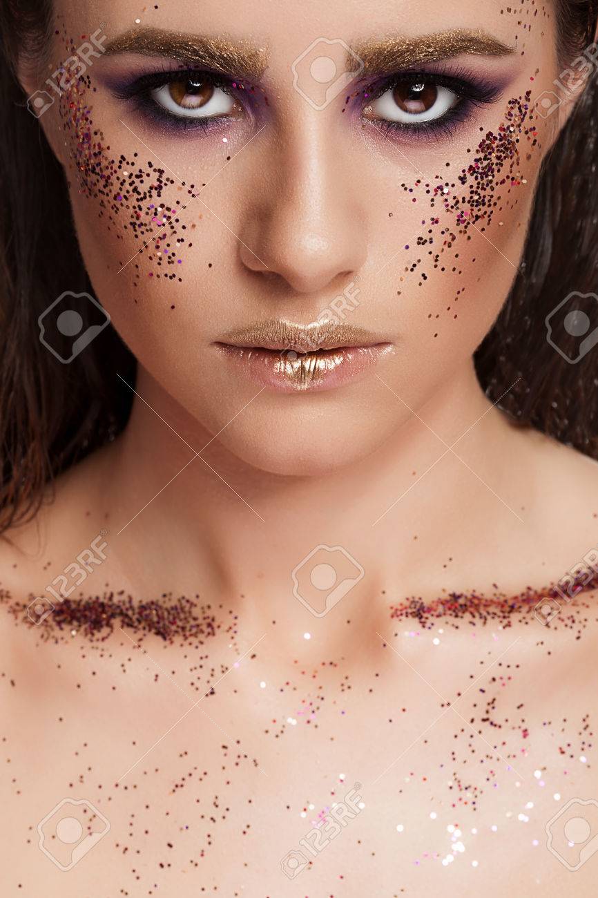 Frau In Der Schonheitsportrait Mit Glitzer Bedeckt Mode Und Kreative Make Up Lizenzfreie Fotos Bilder Und Stock Fotografie Image 61204431