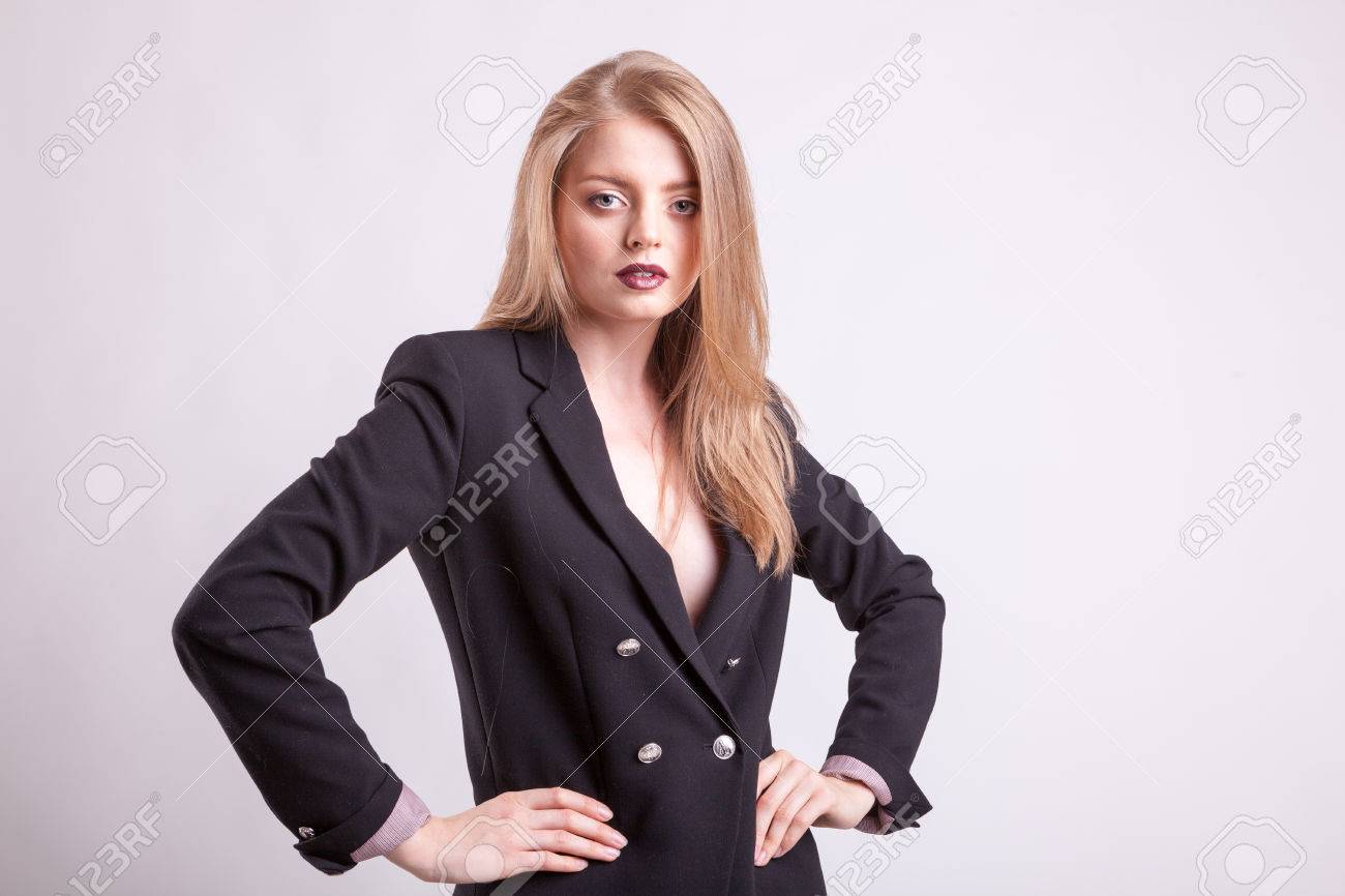 ファッション スーツでノーブラで熱い女性の写真素材・画像素材 Image 72696304