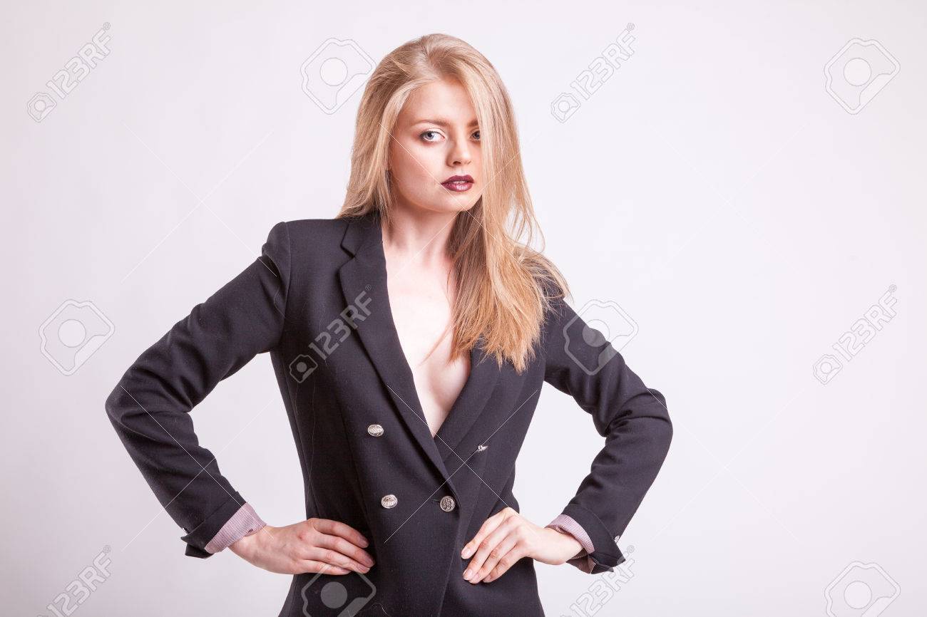 ファッション スーツでノーブラで熱い女性 の写真素材 画像素材 Image ファッション スーツでノーブラで熱い女性 の写真素材 画像素材 Image