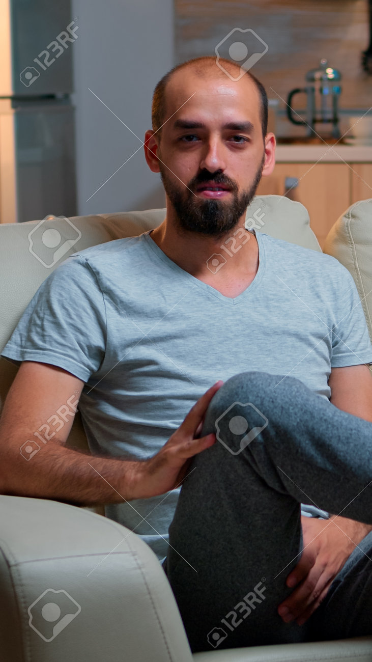 ウイルス検疫中にビジネスインタビューを記録するソファに座っているフリーランサーの男性のハメ撮り 。キッチンで夜遅くにカメラを見ながらライフスタイルについて話す白人男性の写真素材・画像素材 Image 167506187