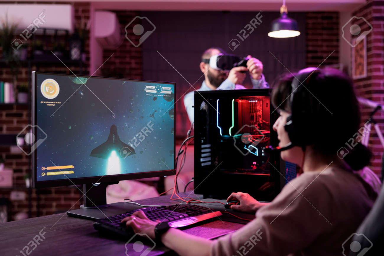 現代のプレーヤーのライブストリーミング ビデオゲームは、RPGトーナメントを楽しんで、コンピューターでプレイします。PCで複数のプレイヤーとオンラインアクションシューティングゲームをプレイするヤング アダルト、シューティングゲームチャレンジ。の写真素材・画像 ...