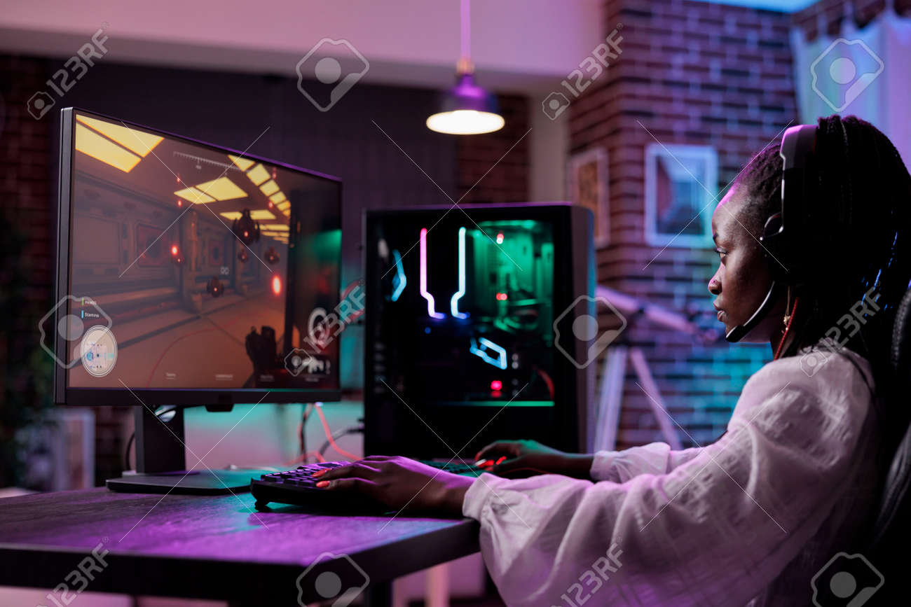 コンピューターでRPGビデオゲームトーナメントをプレイし、複数のプレーヤーとのオンラインゲームチャンピオンシップに参加するヤングアダルト 。インターネットでeスポーツ競技をストリーミングする女性アクションプレーヤー。の写真素材・画像素材 Image 190211396