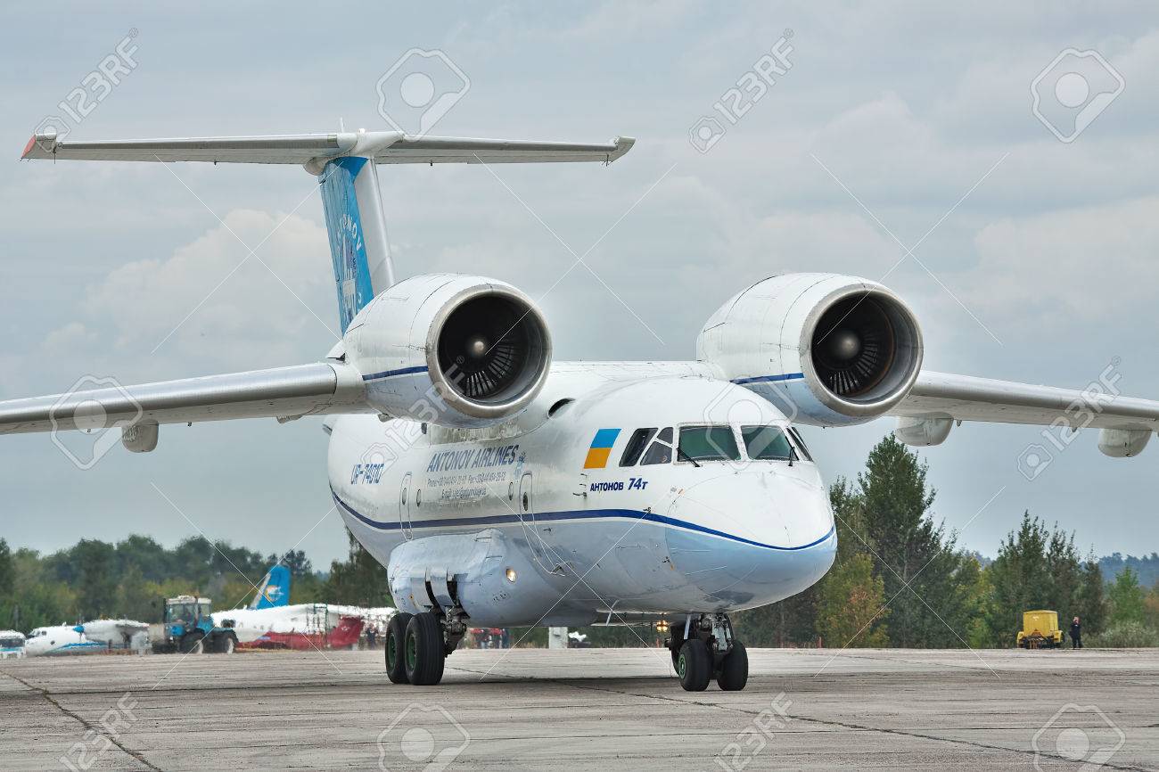 アントノフ 74 を貨物飛行機はフライトの後エプロンに駐機キエフ地域 ウクライナ 10 年 10 月 2 日 の写真素材 画像素材 Image